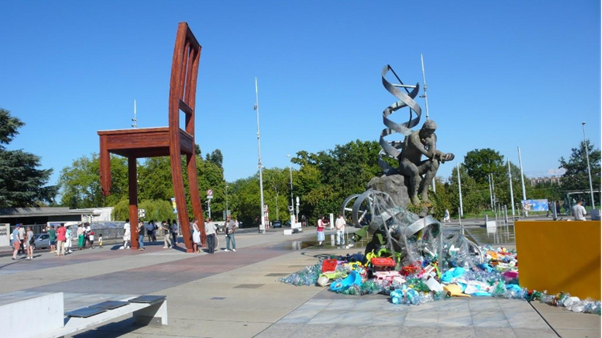 Figure 1: Art installation 'The Thinker's Burden' created by Benjamin Von Wong. Over the course of the week, the statue was increasingly drowned in plastics (Photo: Felix Nütz)
